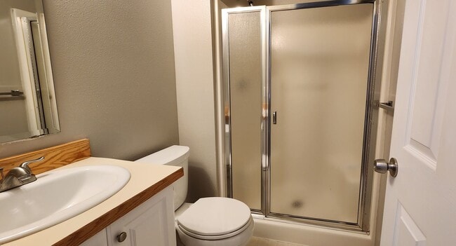 Building Photo - Spacious 2 bedroom Townhome w/ 2 car garage