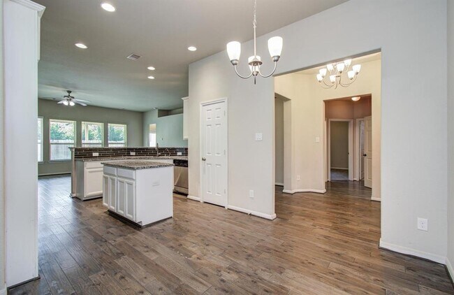 Building Photo - 15618 Whispering Green Dr