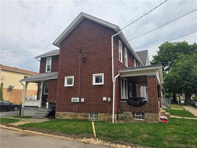 Building Photo - 216 E Walnut St