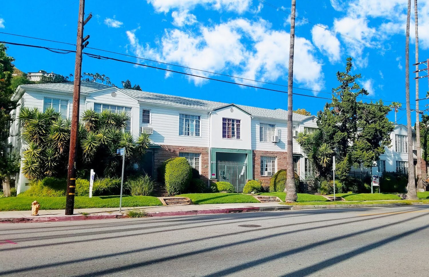 Courtney Manor - 7677 Hollywood Blvd