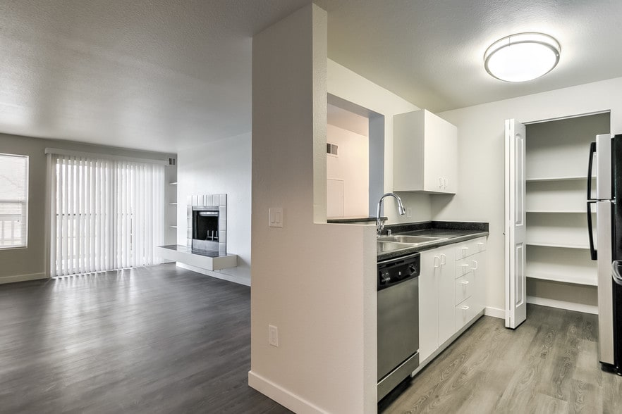 Building Photo - Edgewater Apartments