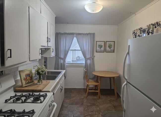 Kitchen Decorated - 3824 N Dayton Ave