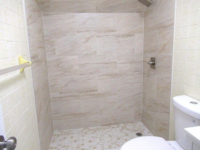 Building Photo - 5310 Palm Dr