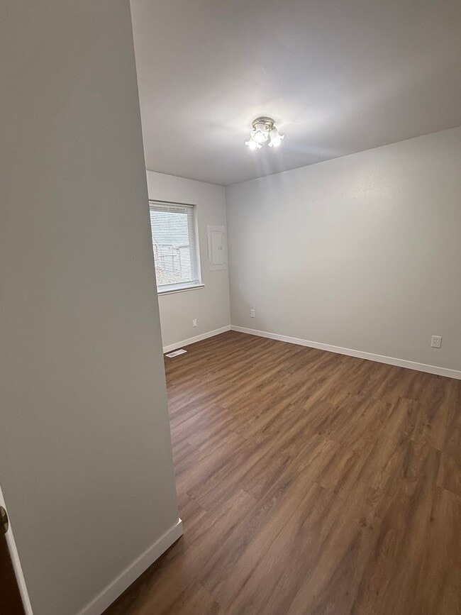 Building Photo - Live in Sunny Land! Updated 2 Bedroom with Great Amenities Available NOW!