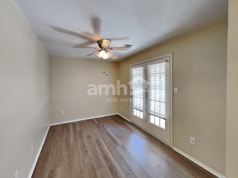 Building Photo - 2844 Deerfern Ln