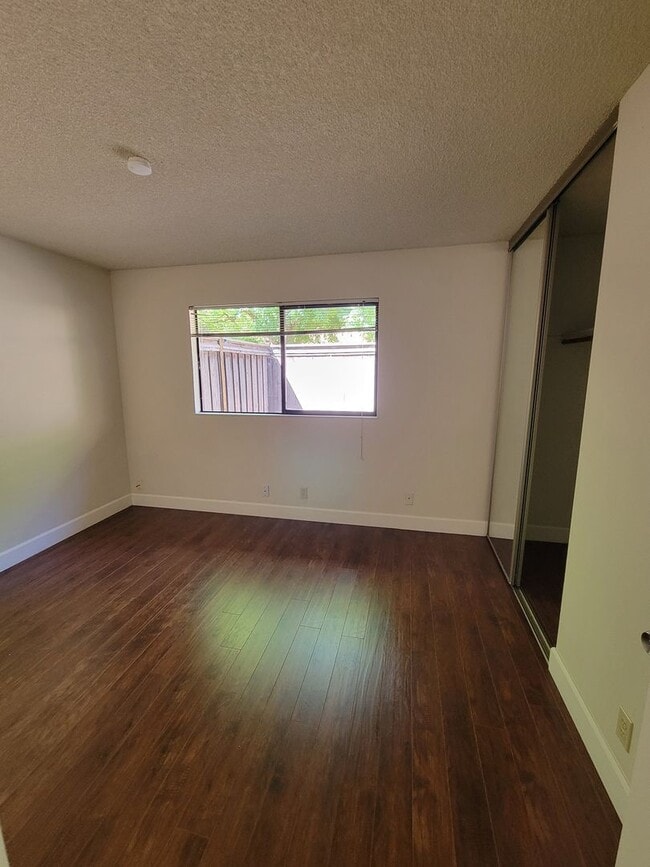 Building Photo - 3-bedroom 2 bath Townhouse in Sun Rise Ridge