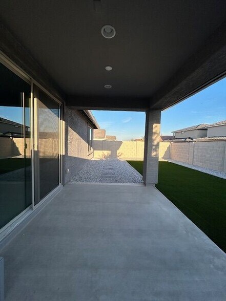 Building Photo - 8965 W San Juan Ave