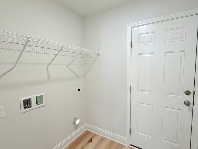 Building Photo - Modern 3 Bed/2 Bath - Prime Location