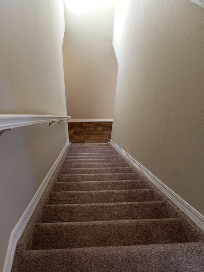 Building Photo - 3 Bed 2.5 Bath Home with AC!