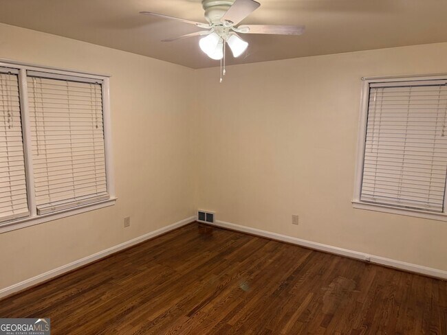 Building Photo - 2022 Woodbine Terrace NE