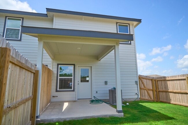 Building Photo - Hunters Ranch Beauty! 3 Bedroom 2 1/2 Bath Townhome