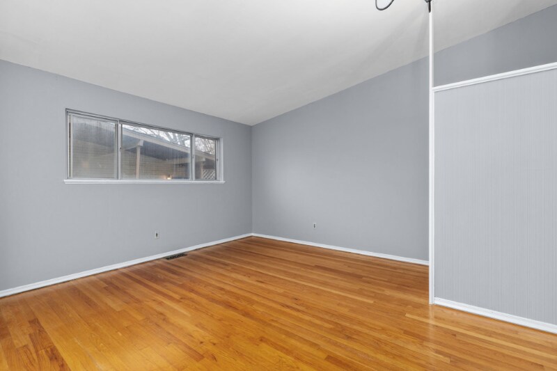 Building Photo - 550 Versailles Dr