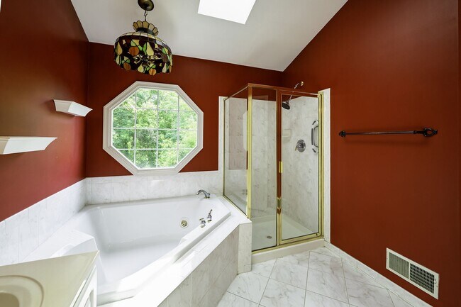 Building Photo - Tower Oaks First-Time Townhome in Rockville is Move-in Ready!