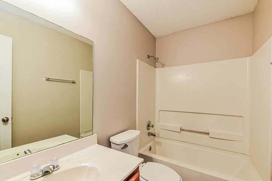 Building Photo - 7171 Dunbarton Dr