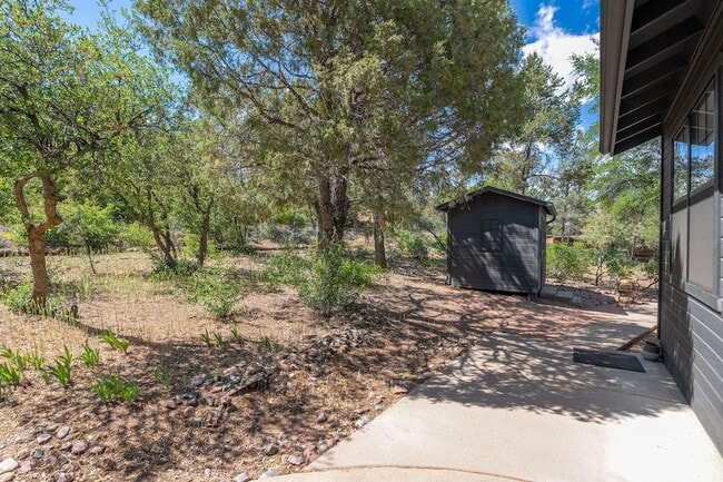 Building Photo - 908 S Manzanita Dr