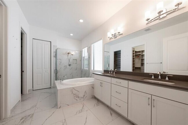 Building Photo - 11843 SW 13th Ct