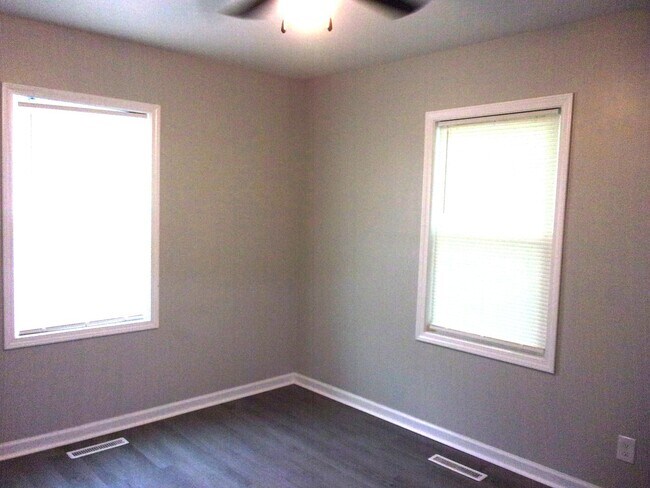 Building Photo - Beautifully Renovated 2 Bedroom 1 Bath Brick Home