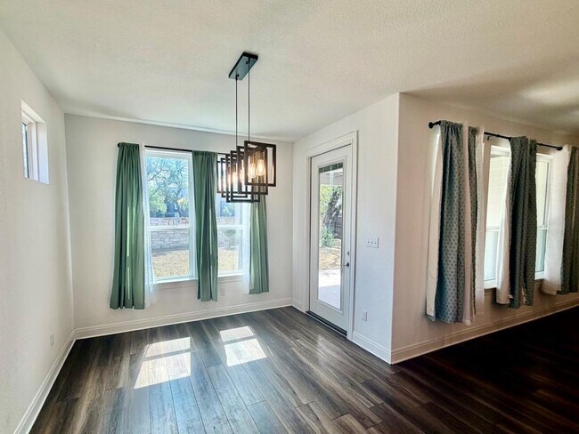 Building Photo - 125 Slenderleaf Dr