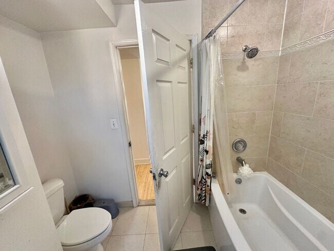 Building Photo - Great 2 bed 1 bath in Eckington/Bloomingda...