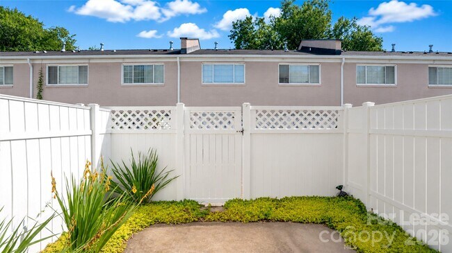 Building Photo - 1224 Green Oaks Ln
