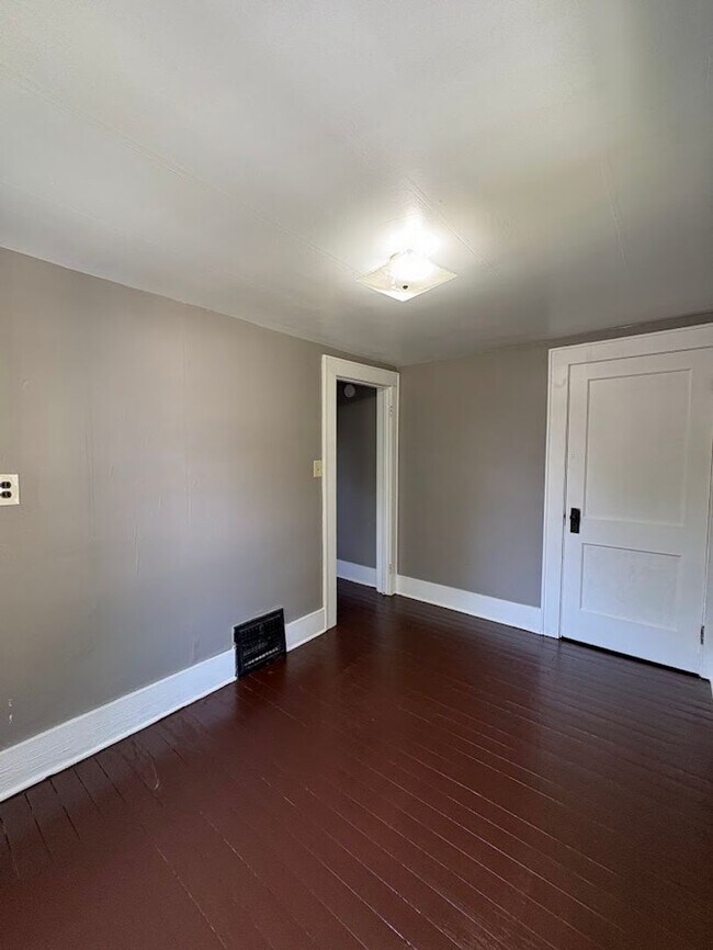 Building Photo - 2549 Elmwood St
