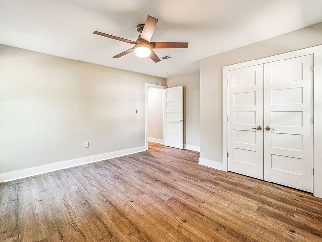 Building Photo - 302 W Collins St