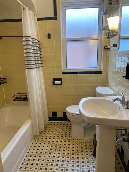 Full Bath - 711 N 11th Ave