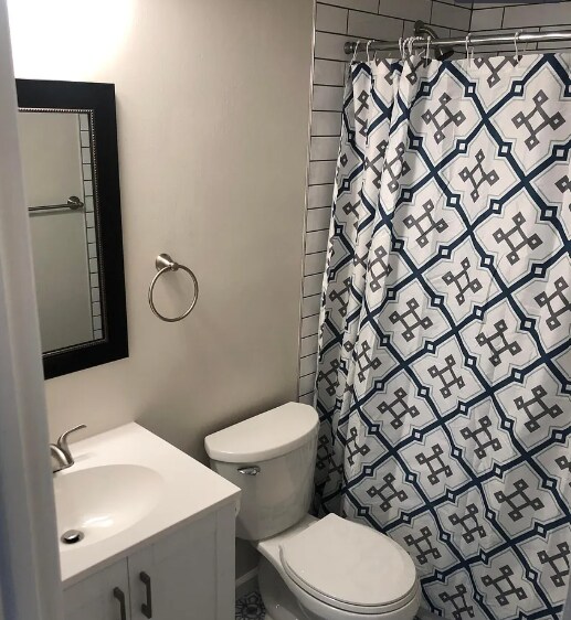 Full bathroom upstairs services 2 bedrooms - 6482 Zephyr St