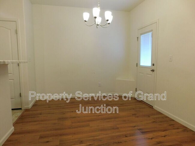 Building Photo - 621 Zenith Ln