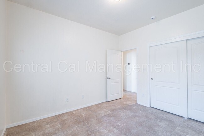 Building Photo - 4 Bedroom, 2 Bath Home - $2450 per month!