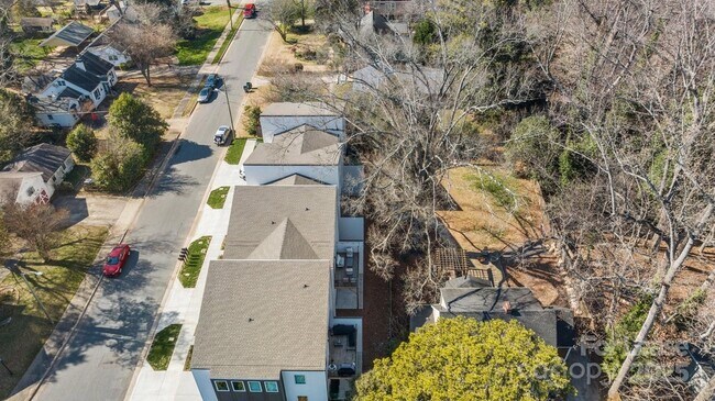 Building Photo - 1553 Pinecrest Ave