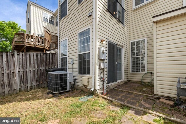 Building Photo - 2372 Woodland Pond Ln