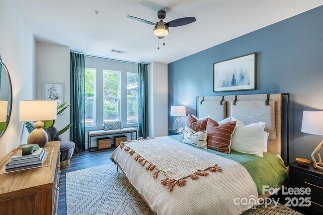 Building Photo - 902 W 4th St