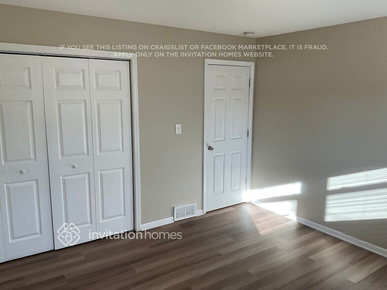 Building Photo - 439 W Lake Park Dr