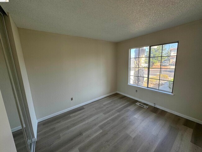 Building Photo - 912 Coyote Ct