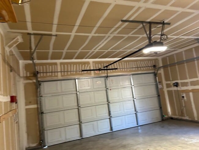 Building Photo - Spacious 4 bedroom, 2.5 Bathroom Available...