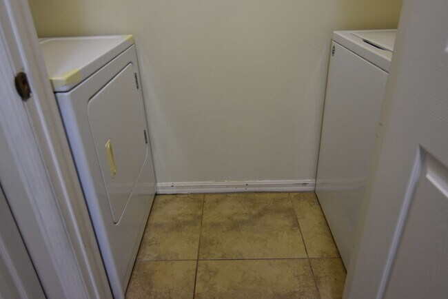 Building Photo - 1B/1B Plus a Den! Ground Floor Unit - Pinn...