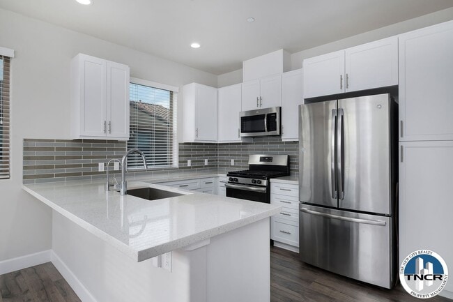 Building Photo - Luxury 4-Bedroom, 3.5-Bathroom Townhouse #28 in Santa Fe Springs