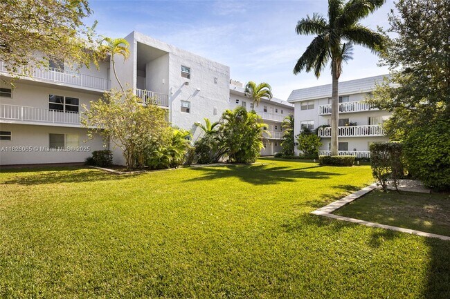 Building Photo - 100 Edgewater Dr