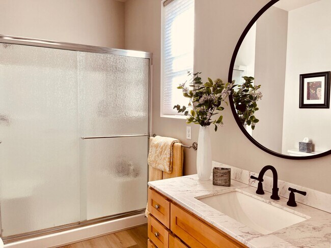 Building Photo - Fully Furnished 2 bedroom cottage in downtown Poulsbo...available starting 5-1