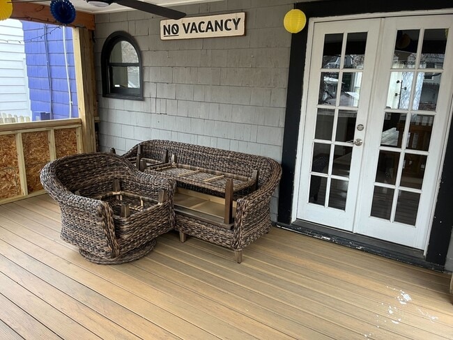 Building Photo - 811 Rose Ave