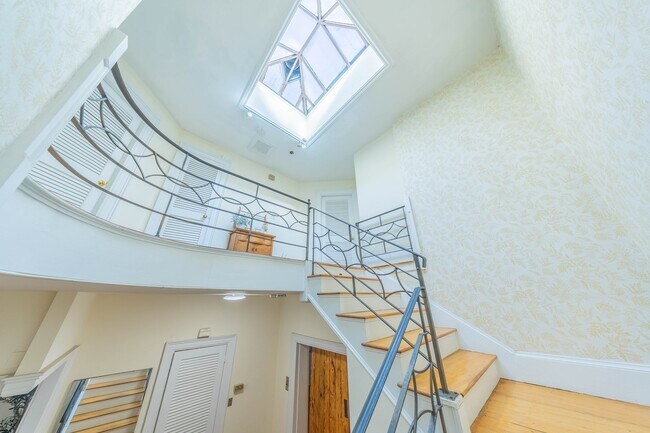 Building Photo - 1712 Beacon St
