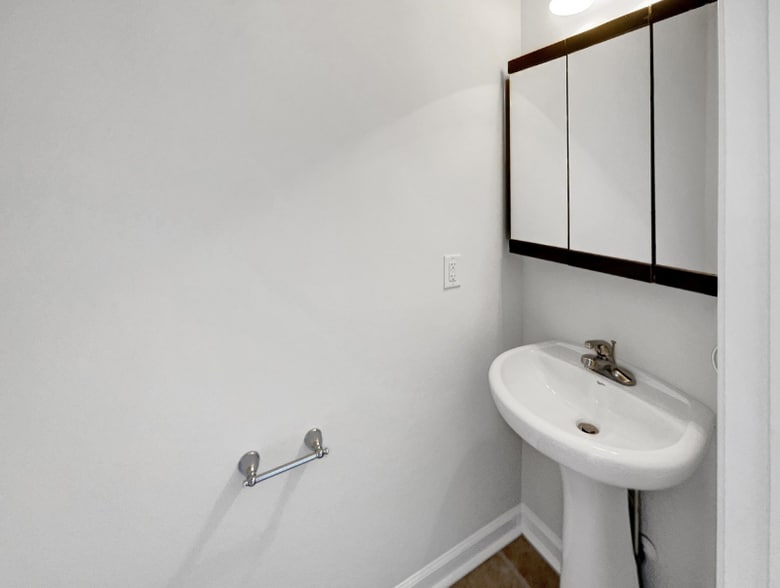 Building Photo - 102 Privett Ct