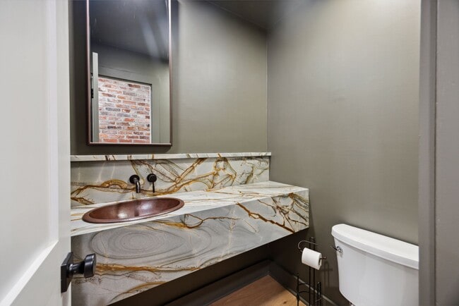 Building Photo - Available 6/15. Stunning, Fully-Rennovated...