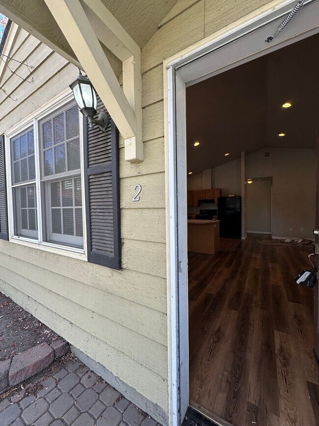 Building Photo - 245 NW Tumalo Ave