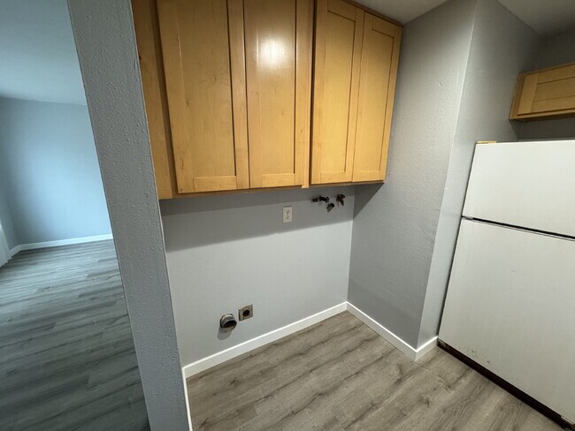 Building Photo - This 2 bed, 1 bath duplex unit offers convenient access to Berrydale and Harrison Parks and withi...