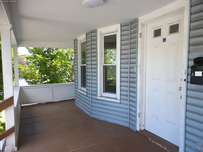 Building Photo - Available 8/1/26- Spacious and Open Two St...