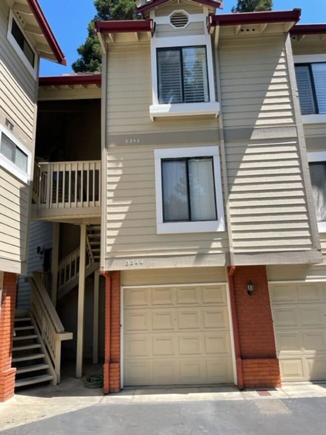 Building Photo - Pleasanton Townhouse, 2 Bed 2 Bath Upstairs End Unit, Private Patio, 2 parking spots, Close to do...