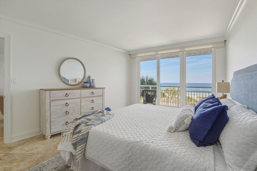 Building Photo - 1601 Ocean Dr S