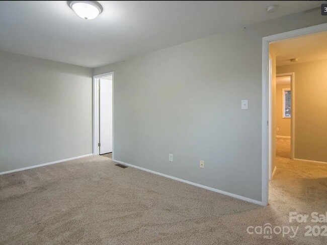 Building Photo - 3 Bedroom Townhome in Charlotte Near UNCC